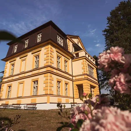 Zamecek Waldsteinovo Zatisi Guest house *